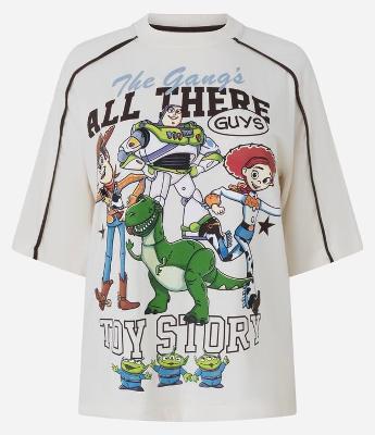 Camiseta com Cava Deslocada e Estampa Toy Stiry