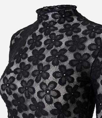 Blusa em Renda Floral com Golinha Alta