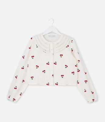 Camisa Infantil com Bordados de Cerejas e Gola de Crochê – Tam 5 a 14 Anos