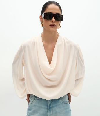 Blusa com Decote Degagê e Drapeado Elegante