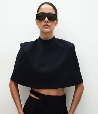 Blusa Curta Alfaiatada Estruturada com Gola Alta