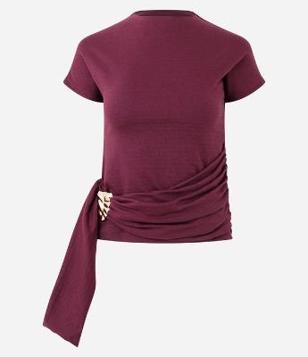 Blusa com Pala Assimétrica e Aviamento Metálico Aplicado