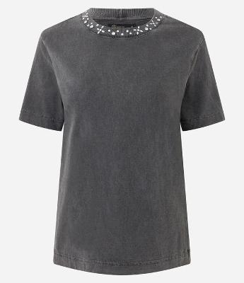 Camiseta com Efeito de Lavagem e Aplicação de Brilhos na Gola