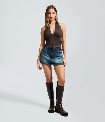 Minissaia Cintura Alta em Jeans com Cinto e Tachas