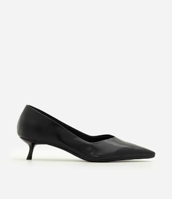 Sapato Scarpin em PU com Salto Kitten Heel