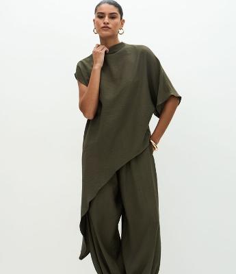 Blusa Ampla em Viscose com Barra Assimétrica