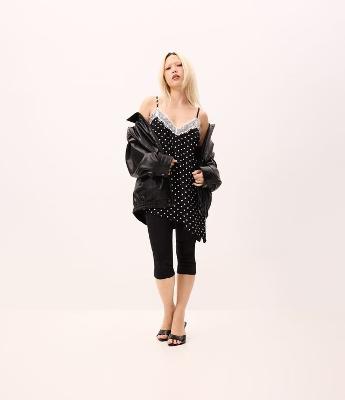 Blusa Assimétrica com Estampa Poá e Aplicação de Renda
