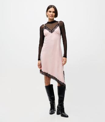 Vestido Slip com Barra Assimétrica e Detalhes em Renda