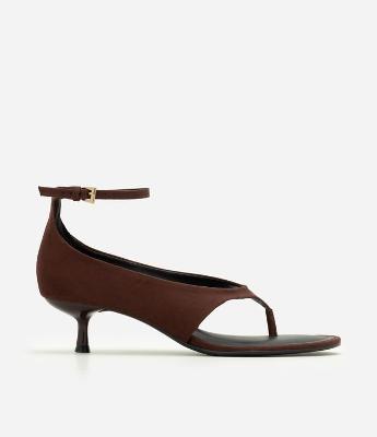 Sandália de Dedo em PU com Salto Kitten Heel