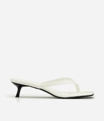 Sandália Mule em PU com Salto Kitten Heel