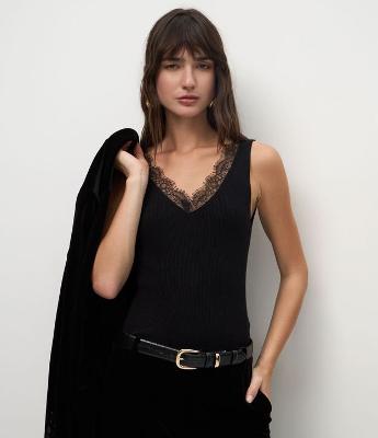 Blusa Regular em Tricô com Renda Aplicada no Decote