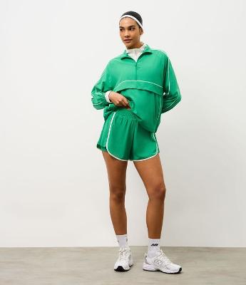 Bermuda Runner Esportiva com Short Interno e Laterais Plissadas