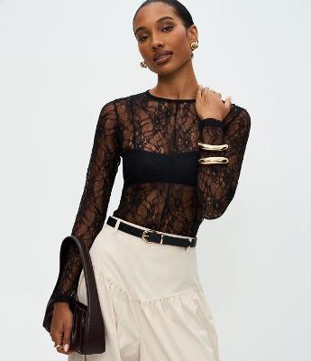 Blusa em Renda Delicada com Mangas Longas