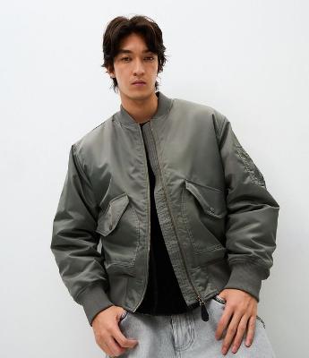 Jaqueta Bomber Lisa com Bolsos Frontais