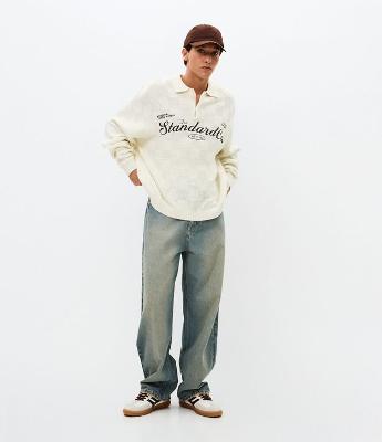 Suéter Regular em Tricô com Gola Polo e Lettering