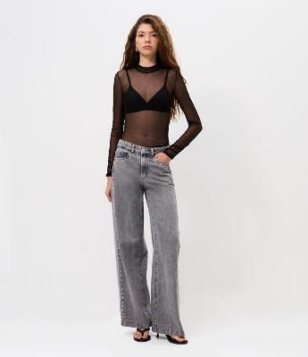 Calça Wide em Jeans com Cintura Baixa e Tachas Aplicado