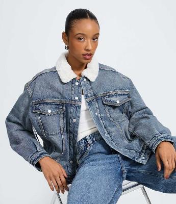 Jaqueta Trucker em Jeans com Gola Sherpa