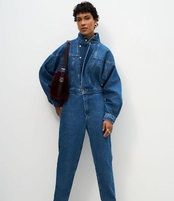 Macacão Jeans com Gola Alta e Recortes Estruturados