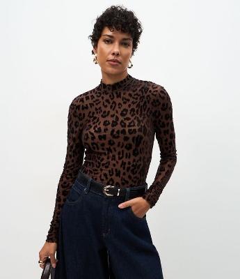Blusa Ajustada em Tule com Estampa Animal Print