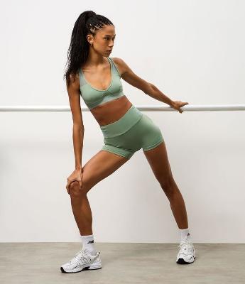 Bermuda Esportiva em Microfibra com Bolso em Tule