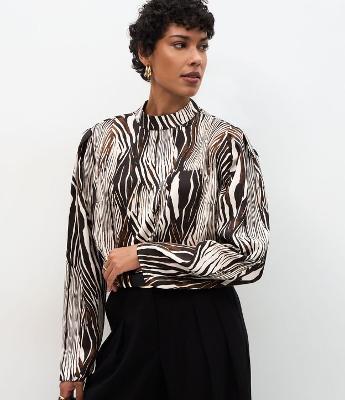 Blusa Acetinada com Estampa Animal Print