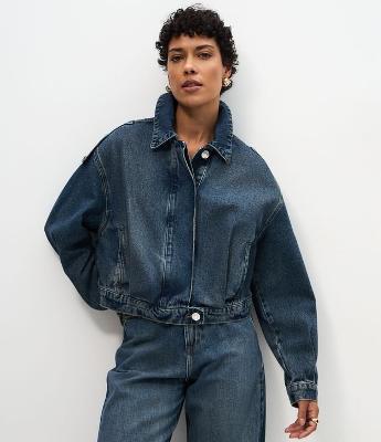 Jaqueta Bomber em Jeans com Recortes Balonê e Abotoamento