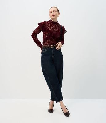Blusa em Renda Aveludada com Aplicação de Babados