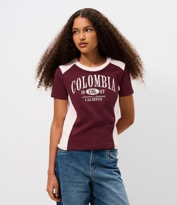 Camiseta em Algodão com Lettering Colombia e Recortes Contrastantes