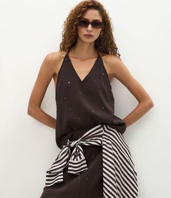 Blusa com Pontos Metálicos e Tiras Cruzadas nas Costas