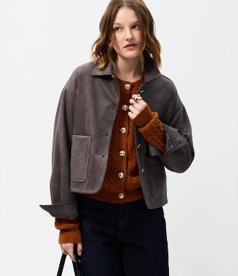 Jaqueta Estruturada em Suede com Bolsos Frontais