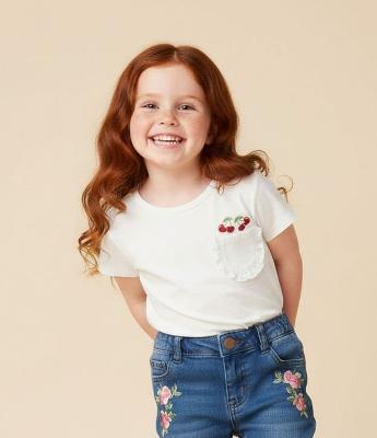 Camiseta Relaxed Infantil com Bolsinho e Estampa Cereja – Tam 1 a 6 Anos