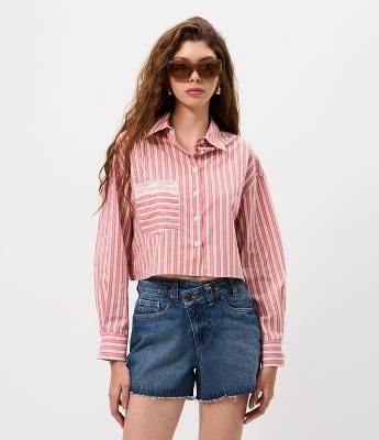Camisa Cropped em Tricoline Listrado com Gola Padre e Bolso com Renda