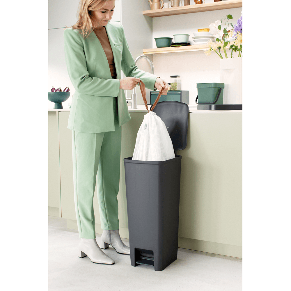 Lixeira Pedal Step Up em Plástico 40 Litros Brabantia Preta - 6