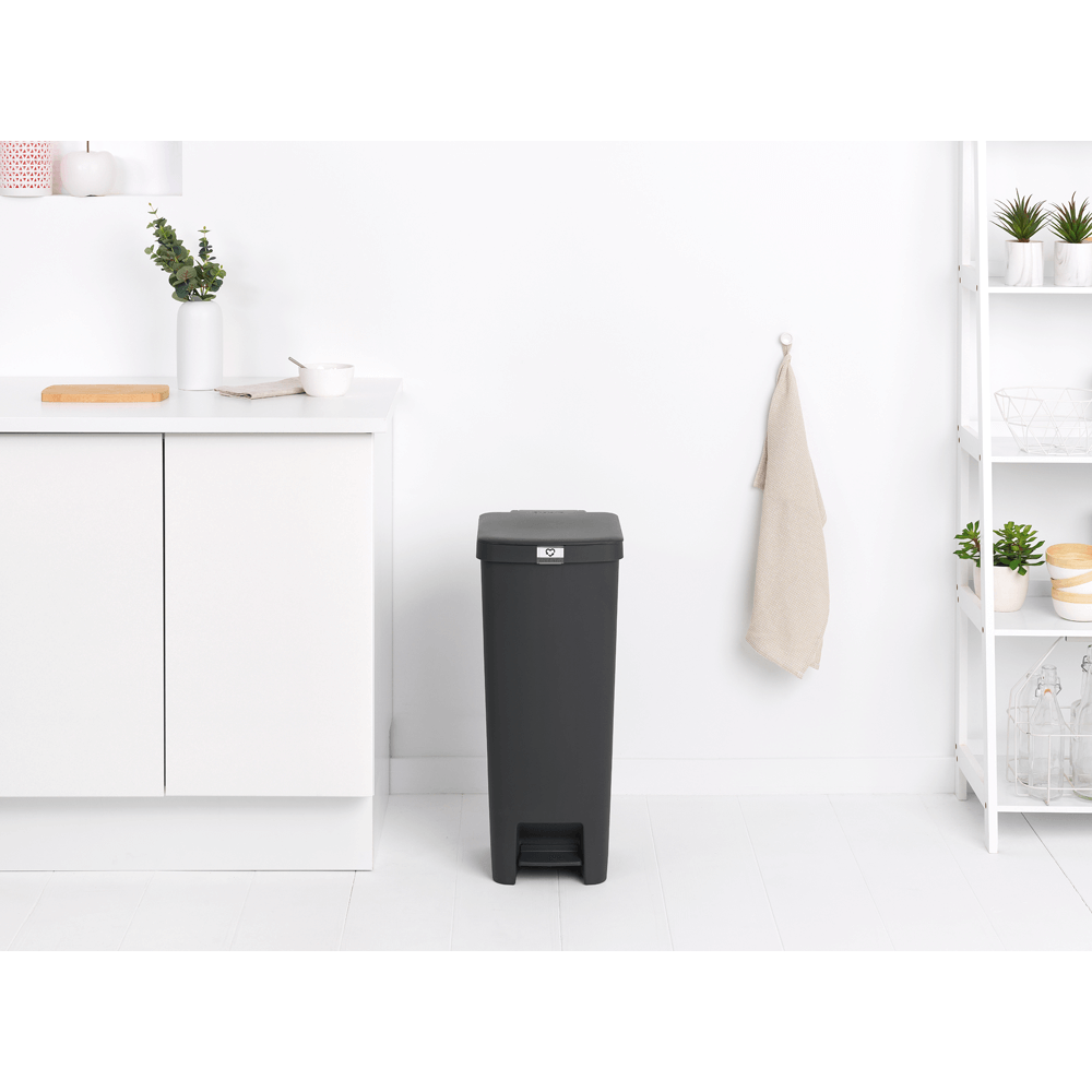 Lixeira Pedal Step Up em Plástico 40 Litros Brabantia Preta - 7