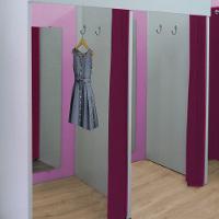 Kit com 1 Provador Duplo 1 Balcão Arara 5 Araras de Parede - 1