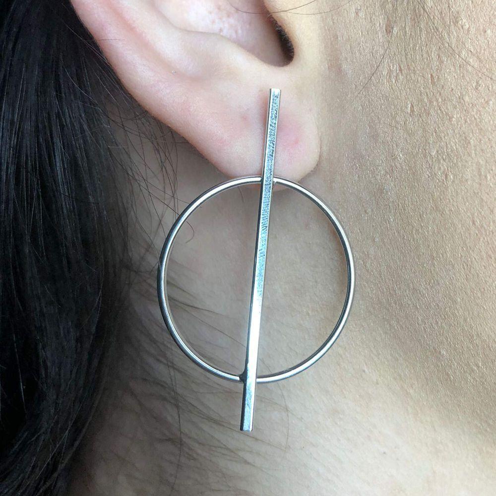 Brinco Grande Com Circulo E Fio No Meio Folheado Em Ródio Branco - 3