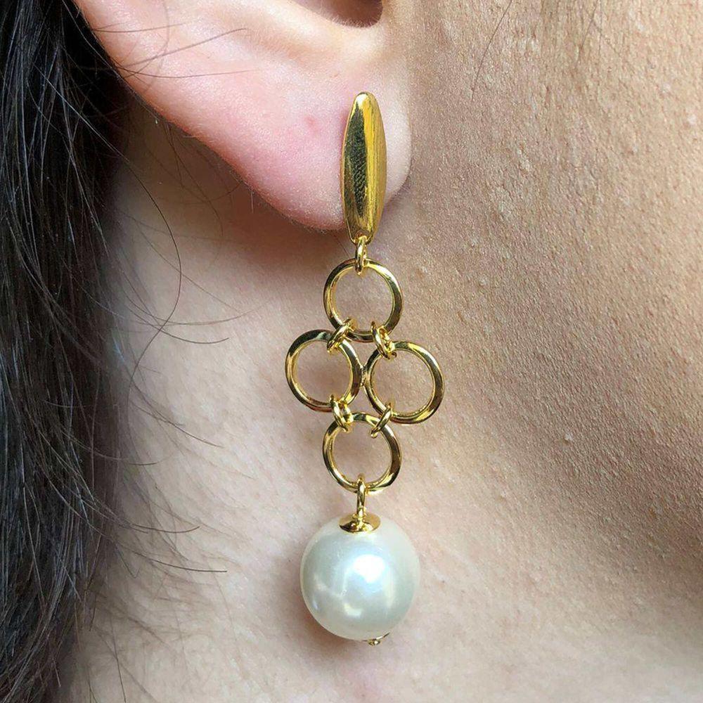Brinco Grande De Fio Com Circulo Dourado E Pérola Folheado Em Ouro 18k - 3