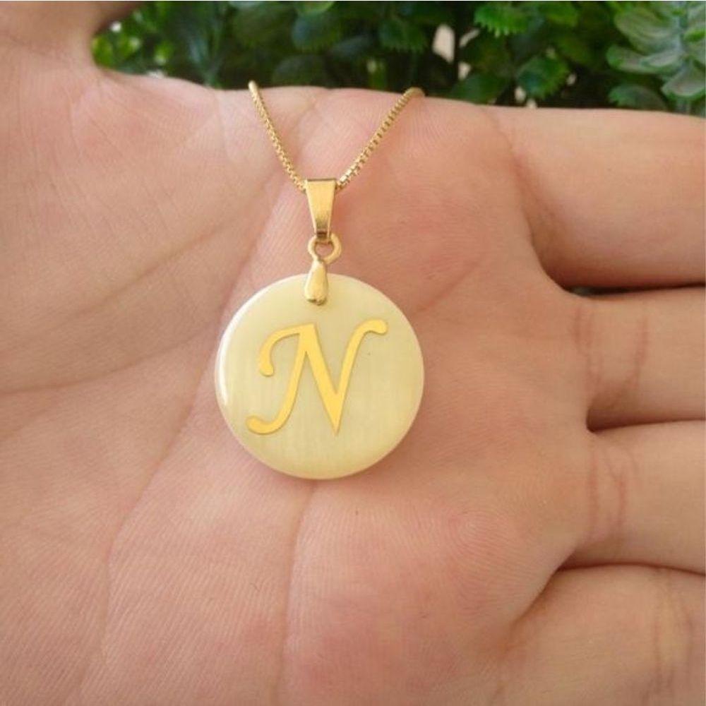 Gargantilha Resina Branca Com Letra Inicial Banhado A Ouro - 1