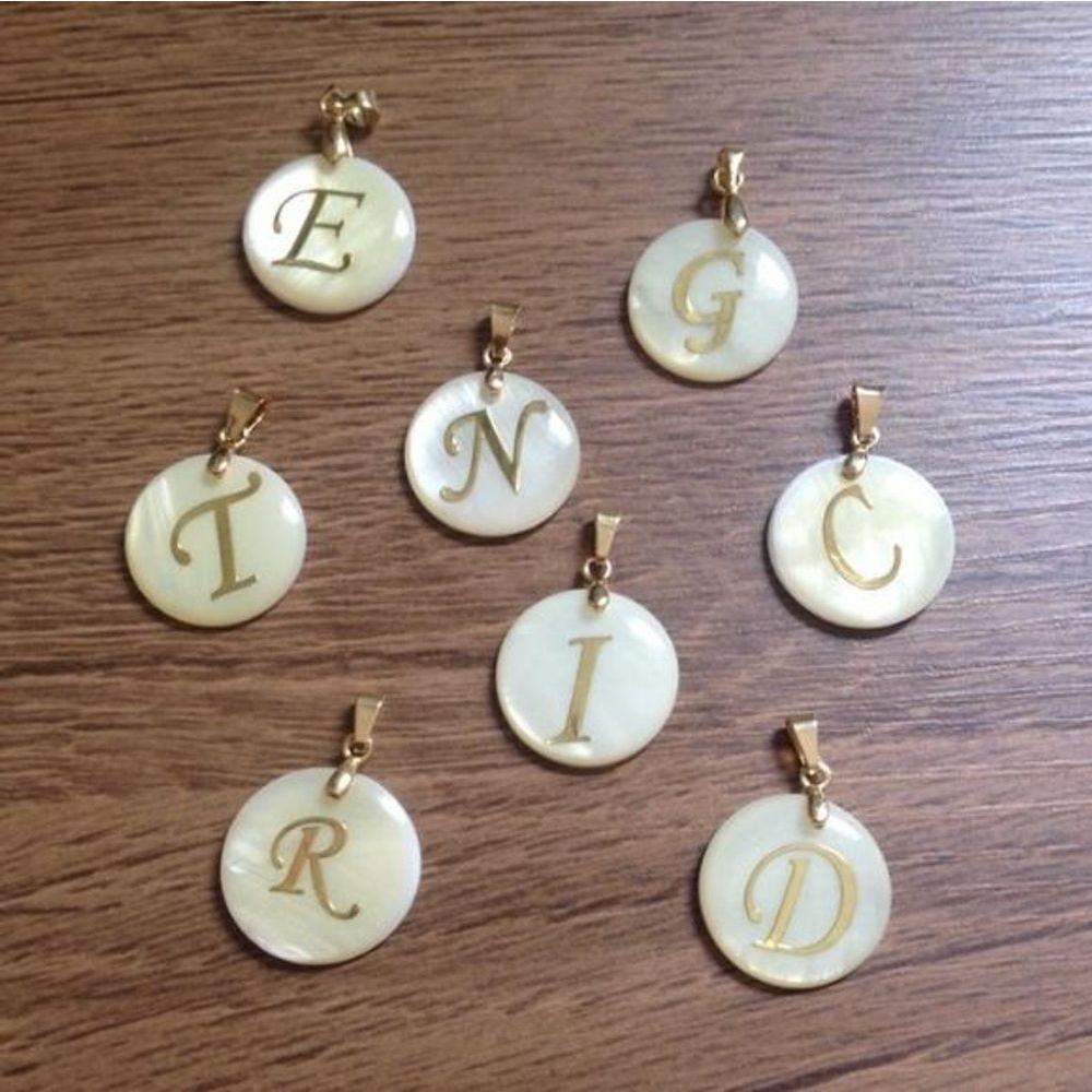 Gargantilha Resina Branca Com Letra Inicial Banhado A Ouro - 2