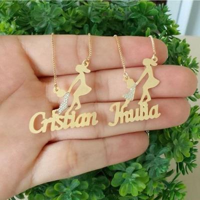 Gargantilha Mãe Segurando Filha Ou Filho Com Nome Banhado A Ouro 18k