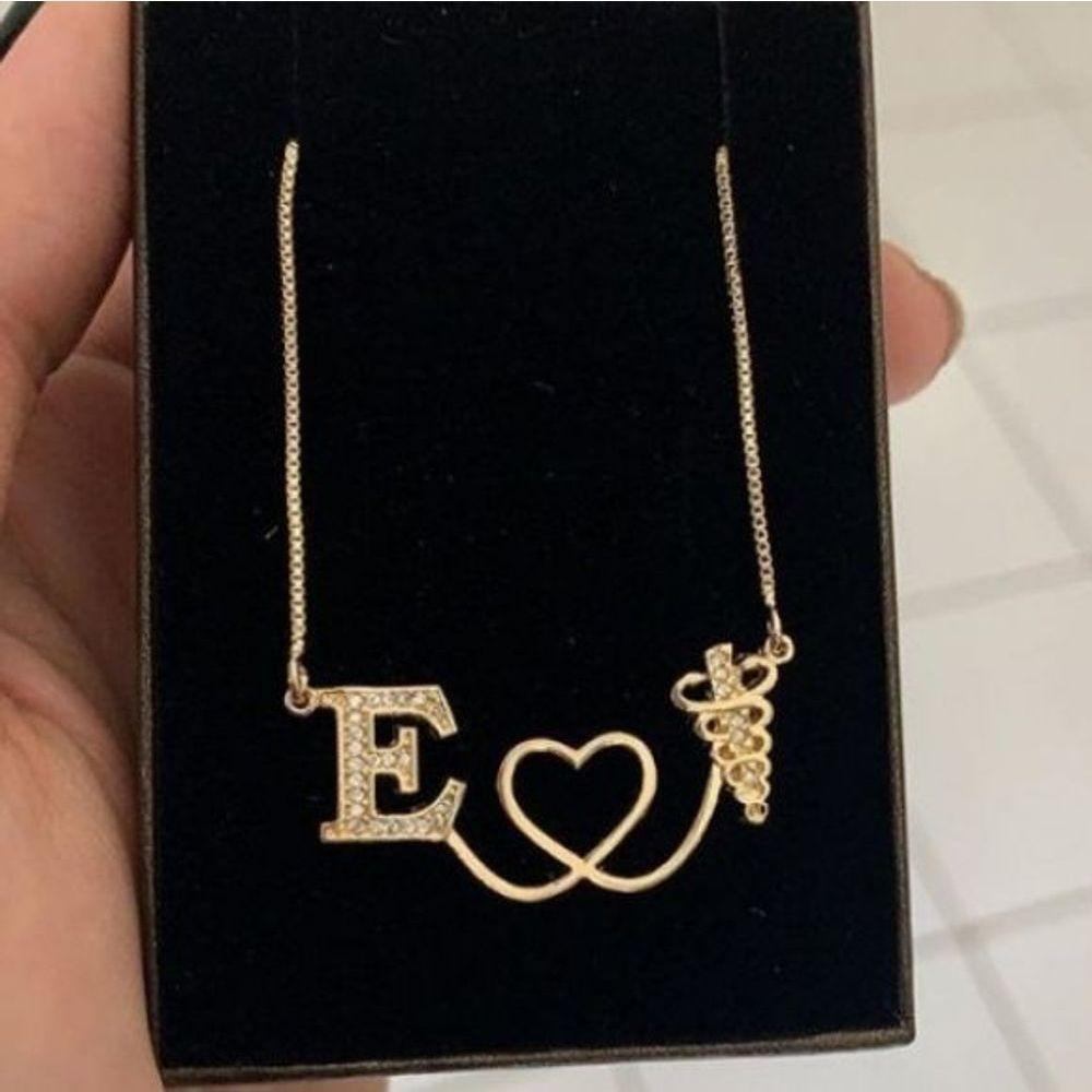 Gargantilha Letra Inicial Com Símbolo Profissão Curso Banhado A Ouro - 1