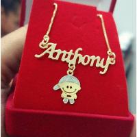 Gargantilha Manuscrito Com Pingente Menino(a) Detalhes Em Rhodium Banhado A Ouro - 1