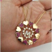 Gargantilha Mandala Inicial Com Bordas Com Corações Lisos E Cravejados Zircônias Rubi Banhado A Ouro - 1