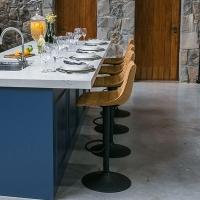 Kit 6 Banquetas Decorativas Travis Pu Com Regulagem De Altura Base Disco C/apoio Para Os Pés Caramelo/preto G56 - Gran Belo - 6