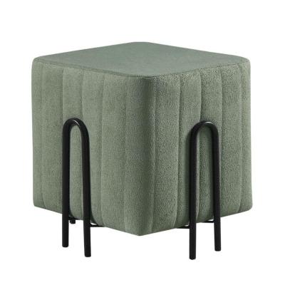 Puff Realeza Decorativo Com Bouclé Verde E Pés Preto