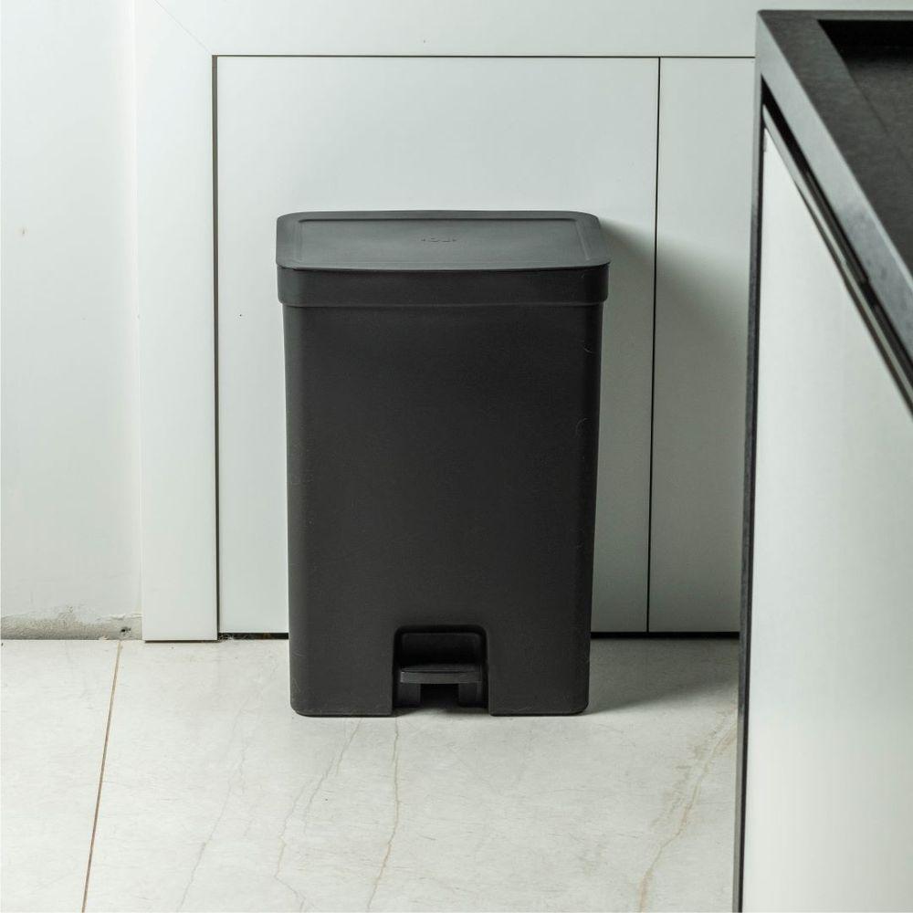 Lixeira Com Pedal Trium Ou 30 Litros Cor:preto - 2