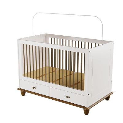 Berço Multifuncional Vira Cama Retrô em Madeira Off White Nogueira para Quarto de Bebê
