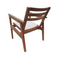 Poltrona Cairo Madeira Maciça Encosto Ripado Assento Anatômico - Amêndoa Estofado Corano Bege