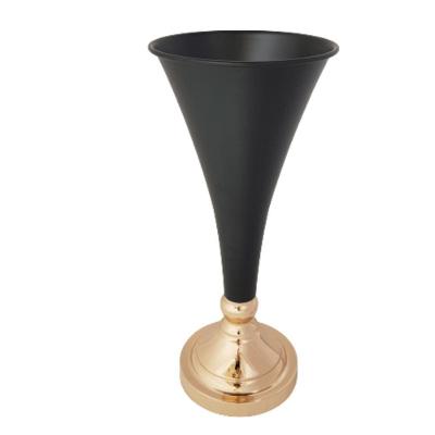 Vaso Metal Modelo Taça Preto E Dourada 37cm 37cm