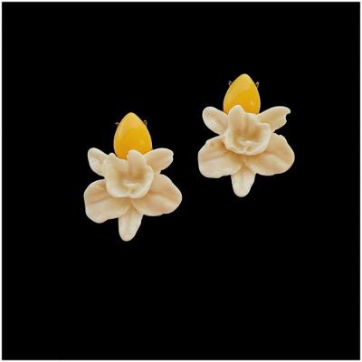 Brinco Orquídea Beje.